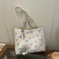 Weißer plissierter Schulter-Shopper mit Blumenmuster, Kettengriff und süßem Wolkenanhänger. - Mit Anhänger / Weiß