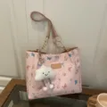 Rosa Blumen Umhängetasche für Damen große Kapazität Handtasche mit süßem Wolkenanhänger - Mit Anhänger / Rosa