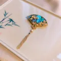 Vintage waaier-vormige broche met abalone schelp inlay, parels en gouden kwastketting. - Groene Vogel Broche (18#) / Goud
