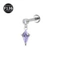 Detailaufnahme des F136 Titan Labret-Piercings mit funkelndem lila drachenförmigen Steinanhänger. - Silber zu Blau