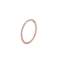 Gedetailleerde close-up van een minimalistische roosgouden roestvrijstalen neusring piercing. - 0.8x6mm / Roségoud