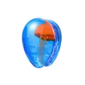 Glas Ohrdehner mit lebhaftem orangefarbenem Quallendesign in transparenter blauer Tropfenform. - Wassertropfen Blau + Orange (M2565) / 8mm