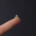 Nahaufnahme Detailansicht von Ohrpiercing Stecker aus Edelstahl mit Kristallen, gold. - 1.2x6mm / Nr. 4 Gold