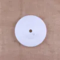 Primo piano della base rotonda in plastica bianca riempibile d'acqua per colonne. - 1 base bianca da 21 cm