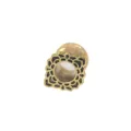 Detailansicht eines goldenen Edelstahl-Ohrdehners mit vintage schwarzem floralen Ausschnitt-Design. - Schwarze Emaille Geshörte Stil (M2541) / 6mm