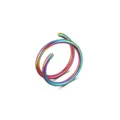 Vue rapprochée détaillée du piercing anneau de nez double boucle arc-en-ciel cartilage. - 0.8x6mm / Coloré