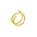 Vue rapprochée et détaillée de l'anneau de piercing doré double couche pour le nez. - 0.8x6mm / Or