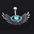 Primer plano detallado de un piercing de ombligo ala azul, metal plateado y estrás brillante. - Ala Azul Ojo del Mal (M219) / 1,6*11 mm / Plateado