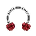 Detailaufnahme eines Hufeisen-Piercingrings aus Edelstahl mit roten Kristallkugeln. - 1.2*8*3mm / Rot