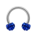 Nahaufnahme Detail des Edelstahl Hufeisen Piercing Rings mit glitzernden blauen Kristallen. - 1.2*8*3mm / Blau
