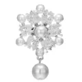 Vue détaillée d'une élégante broche en argent avec perles et strass et un pendentif perle. - Blanc