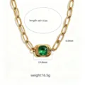 Collana a catena in acciaio al titanio color oro con ciondolo in pietra preziosa verde. - Verde