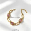 Vista dettagliata dell'elegante bracciale in acciaio inossidabile placcato oro 18K cristalli rosa. - Rosa