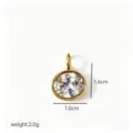 Primo piano dettagliato del ciondolo ovale in zircone elegante con dimensioni e peso. - Oval Pendant / Oro