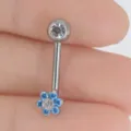 Dettaglio gioiello piercing corpo in titanio con fiore blu e design in cristallo - Stile Fiore Blu Mare / 1.6*11*5mm / Blu Acqua