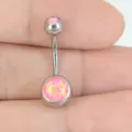 Vista de detalle en primer plano del piercing de ombligo de acero con perlas de ópalo. - 1.6*10*5*8mm / OP42 Rosa