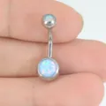 Primer plano detallado de un piercing para ombligo de acero inoxidable con ópalo sintético. - 1.6*10*5*8mm / OP26 Multicolor