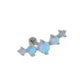 Nahaufnahme eines blauen Opal Knorpel Piercing Ohrrings aus Edelstahl für Körperschmuck. - 1.2*6mm / Hellblau