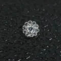 Joyas de piercing labret de titanio ASTM F136 con diseño de girasol brillante. - 7mm Rosca 1.2mm Con Base 14G / Blanco