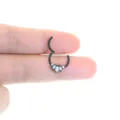 Detailansicht des schwarzen Edelstahl-Nasenrings mit klaren Zirkonia-Kronen-Design. - Kronen-Stil / 1.2x6mm / Schwarz