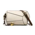 Élégant sac à bandoulière géométrique en cuir blanc cassé avec une belle lanière marron. - Blanc