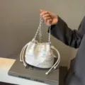 Sac seau matelassé blanc avec broderie colorée et chaîne sac à main tendance décontracté - Blanc