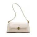 Vue détaillée de l'élégant sac porté épaule crème avec fermoir en bronze vintage. - Blanc