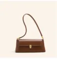 Détail de sac bandoulière en cuir marron, élégant fermoir en métal doré, style minimaliste. - Marron