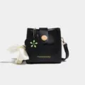 Sac seau noir en cuir PU pour femme banderole elegante sac a epaule avec pendentif fleur - Noir