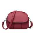 Sac bandoulière mini rouge, élégant sac souple en cuir avec fermoir et détails métalliques. - Bordeaux