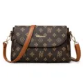 Sac bandoulière marron à monogramme avec finitions métalliques élégantes pour femmes. - Marron