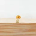 Gouden titanium labret piercing met gestructureerde bloemtop voor het kraakbeen. - 1.2x6mm / 2.5mm gouden ronde kop