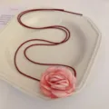 Collier fleur en tissu rose avec cordon rouge fonce, design elegant pour vacances et quotidien. - 1# Rose Style Deux