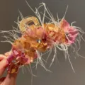 Böhmische rosa Rosen Feder Haarklammer für elegante Damen Frisuren und Alltagsmode. - #19 Haarklammer mit lila Blume und Feder