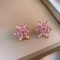 Primo piano di squisiti orecchini a lobo con fiori di cristallo rosa scintillante. - Fiore in Strass Rosa (35#)
