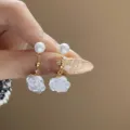 Orecchini pendenti minimalisti a rosa bianca con perno di perla dorati, variante. - Rosa Intagliata 3D Bianca (18#)