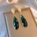Eleganti orecchini pendenti in cristallo di vetro verde scuro placcati in oro. - Vetro a Goccia Verde (24#)