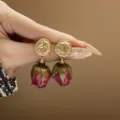 Orecchini a lobo rotondi in metallo dorato con boccioli di rosa stabilizzati donna. - Stile Fiore di Rosa (21#)
