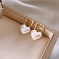 Eleganti orecchini a cuore iridescenti con chiusura placcata in oro, gioielli chic. - Orecchino a Cerchio Cuore in Perla (44#)