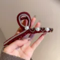 Molla per capelli in velluto bordeaux con catena d'argento, perle e cuori di strass. - Rosso Vino Scamosciato