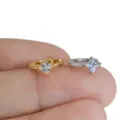 Kleine quadratische Zirkonia Huggie Creolen erhältlich in Gold und Silber Farben - Quadratischer Zirkonia Mikro-Eingelegter Stil (Stil 2) / Silber / Stil 2