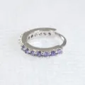 Orecchino a cerchio con zirconi viola, elegante gioiello per piercing alla cartilagine. - 0.8x6mm / Tono Argento Con Strass Viola