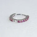 Orecchino a cerchio con cerniera color argento e luminosi zirconi rosa brillanti. - 0.8x6mm / Tono argento con strass rosa fucsia