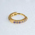 Orecchino a cerchio snodato dorato con pietre in zirconia cubica viola microincastonate. - 0.8x8mm / Tono oro con strass viola