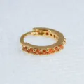 Orecchino a cerchio articolato placcato oro con pietre di zirconia arancione scintillanti. - 0.8x6mm / Tono oro con zirconia arancione