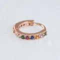 Orecchino a cerchio huggie in oro rosa con zirconi cubici multicolore luminosi. - 0.8x6mm / Tono Oro Rosa Con Strass Colorato