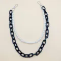 Détail raffiné de perles synthétiques et chaîne acrylique noire avec fermoirs métalliques. - Noir
