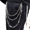 Gros plan détaillé de chaîne de pantalon argentée multicouche style hip-hop avec pendentifs. - Chaîne de Pantalon Multicouche Balle / Couleur Or Blanc