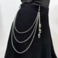 Primo piano dettaglio di catena da cintura teschio argento multistile punk rock. - Catena da Pantalone con Teschio a Triplo Strato / K bianco