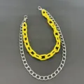 Nahaufnahme der doppelten Hip-Hop-Hosenkette, gelbes Acryl und silbernes Metall. - Gelb